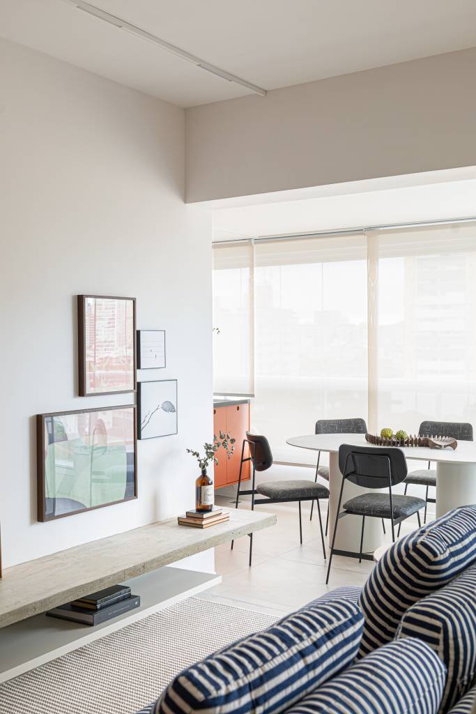 Leve e claro: apê de 60 m² tem toques terracota, sofá listrado e banco de concreto. Projeto de Tuca Arquitetura.