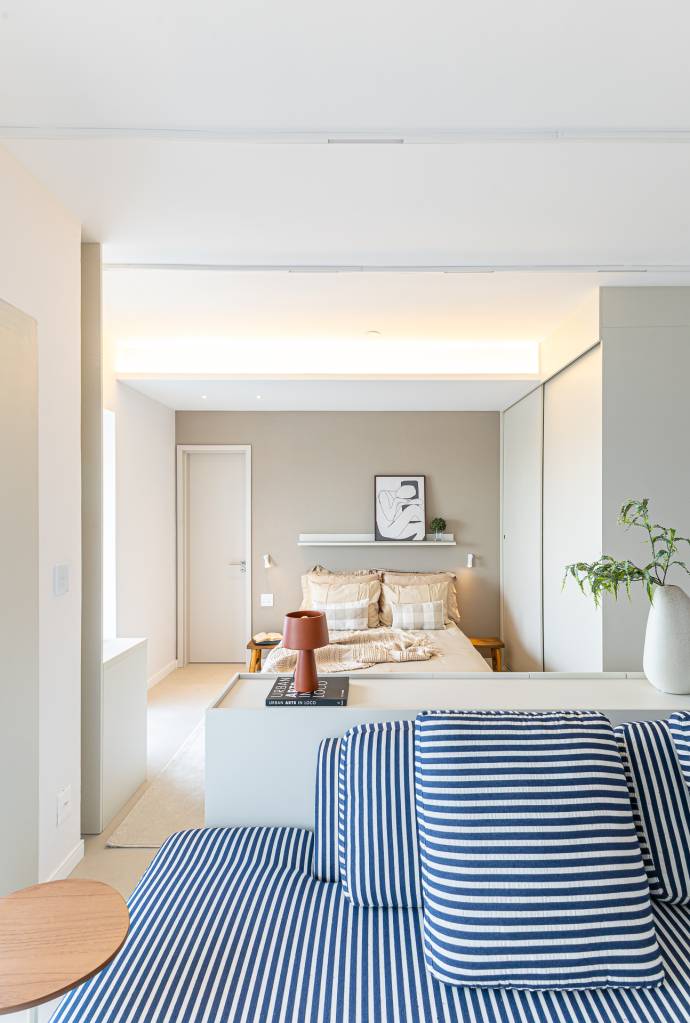 Leve e claro: apê de 60 m² tem toques terracota, sofá listrado e banco de concreto. Projeto de Tuca Arquitetura.