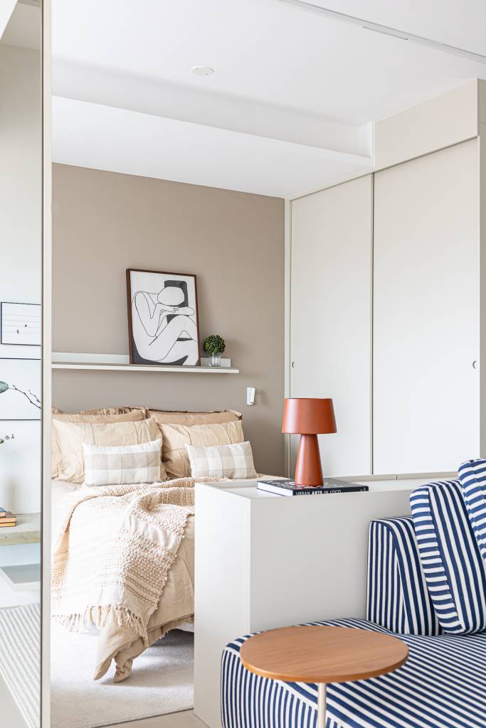 Leve e claro: apê de 60 m² tem toques terracota, sofá listrado e banco de concreto. Projeto de Tuca Arquitetura.