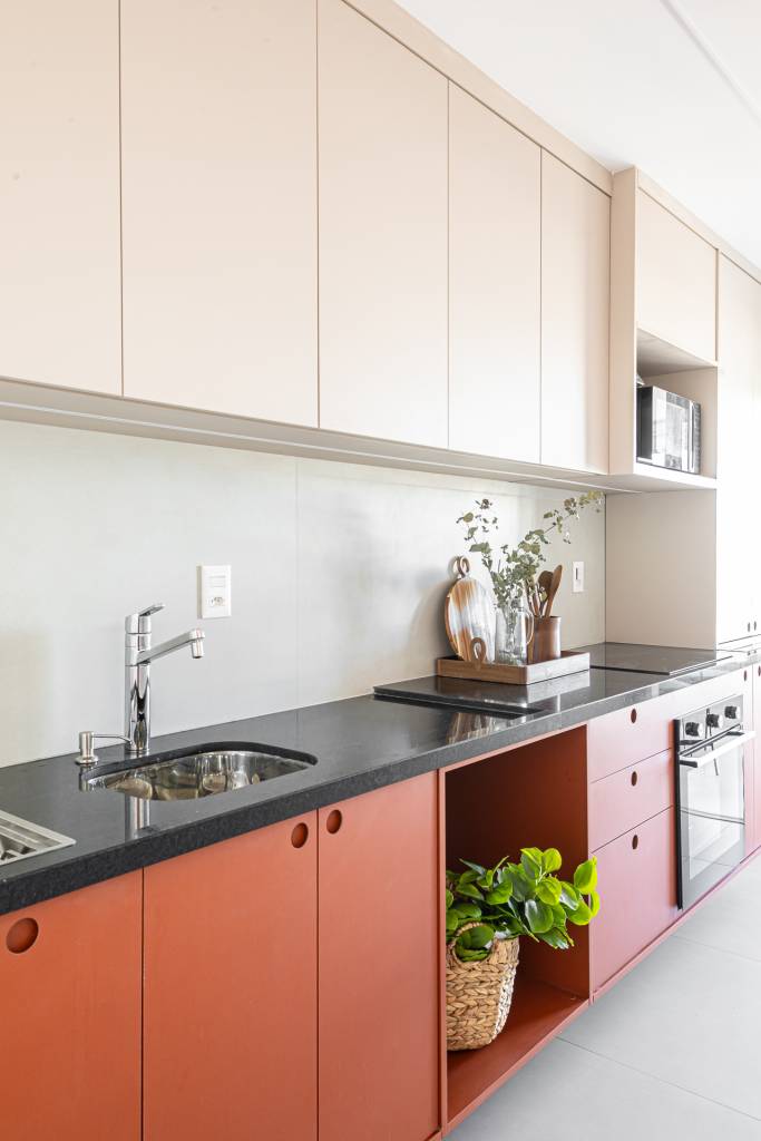 Leve e claro: apê de 60 m² tem toques terracota, sofá listrado e banco de concreto. Projeto de Tuca Arquitetura.