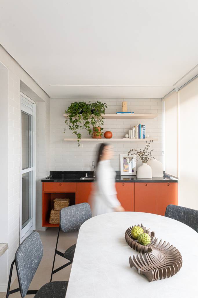 Leve e claro: apê de 60 m² tem toques terracota, sofá listrado e banco de concreto. Projeto de Tuca Arquitetura.