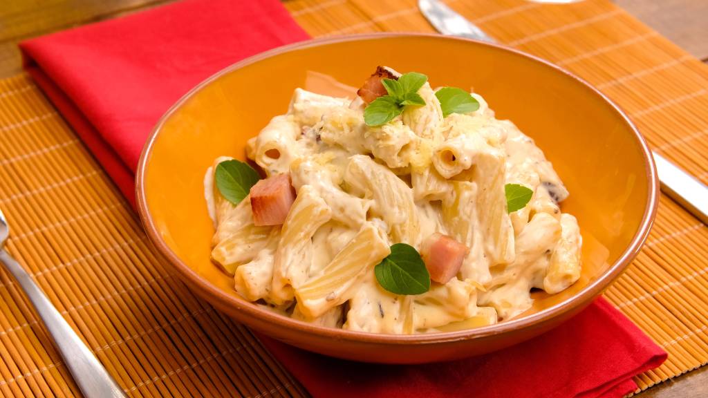 Receita: macarrão com requeijão e bacon