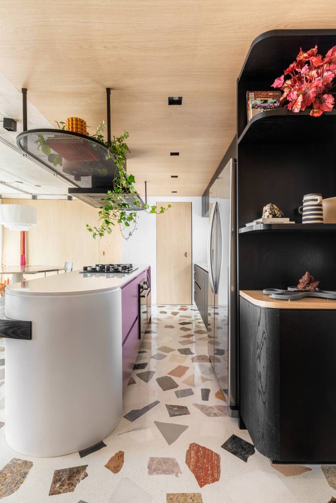 Restos de pisos formam mosaico no revestimento deste apartamento de 95 m². Projeto de Zalc Arquitetura.