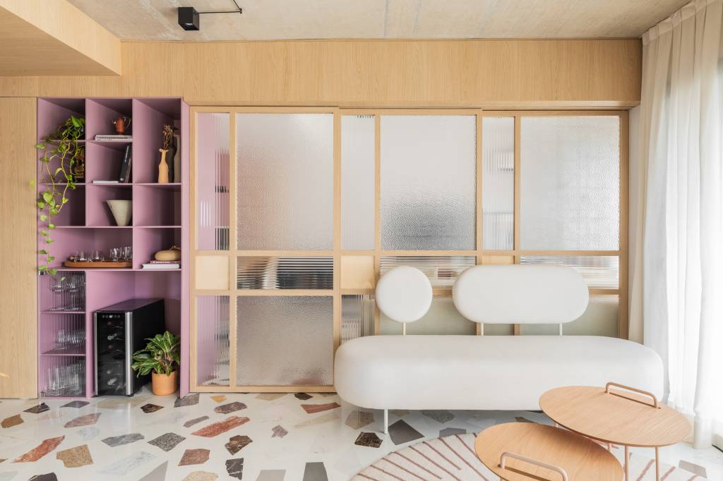 Restos de pisos formam mosaico no revestimento deste apartamento de 95 m². Projeto de Zalc Arquitetura.