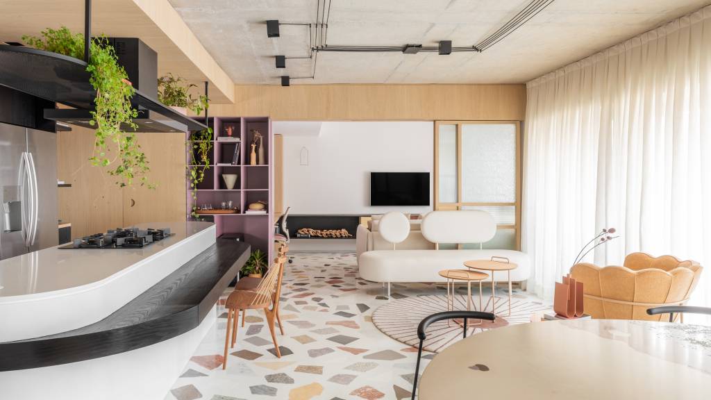 Restos de pisos formam mosaico no revestimento deste apartamento de 95 m²