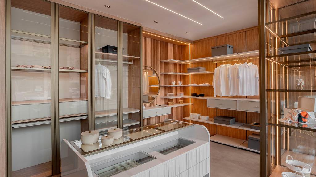 3 formas de usar armários de vidro em diferentes ambientes