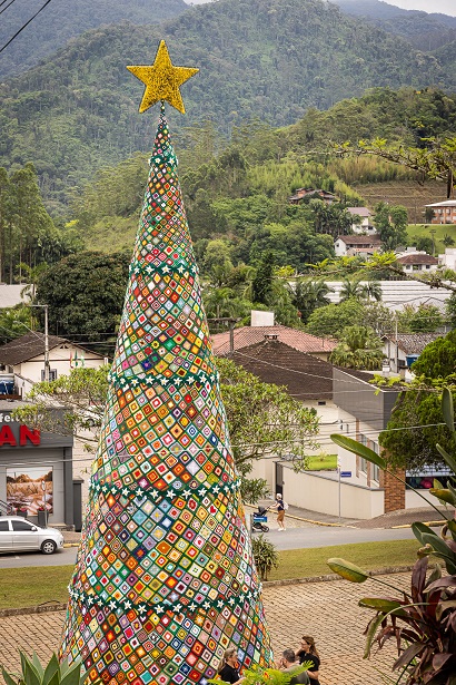 A maior árvore de Natal em crochê do Brasil tem 12 m de altura!