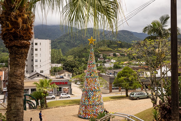 A maior árvore de Natal em crochê do Brasil tem 12 m de altura!