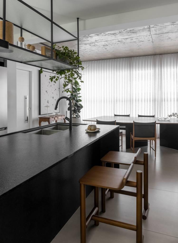 Apartamento de 150 m² aposta em tons neutros e estilo urbano acolhedor. Projeto Piacesi Arquitetura