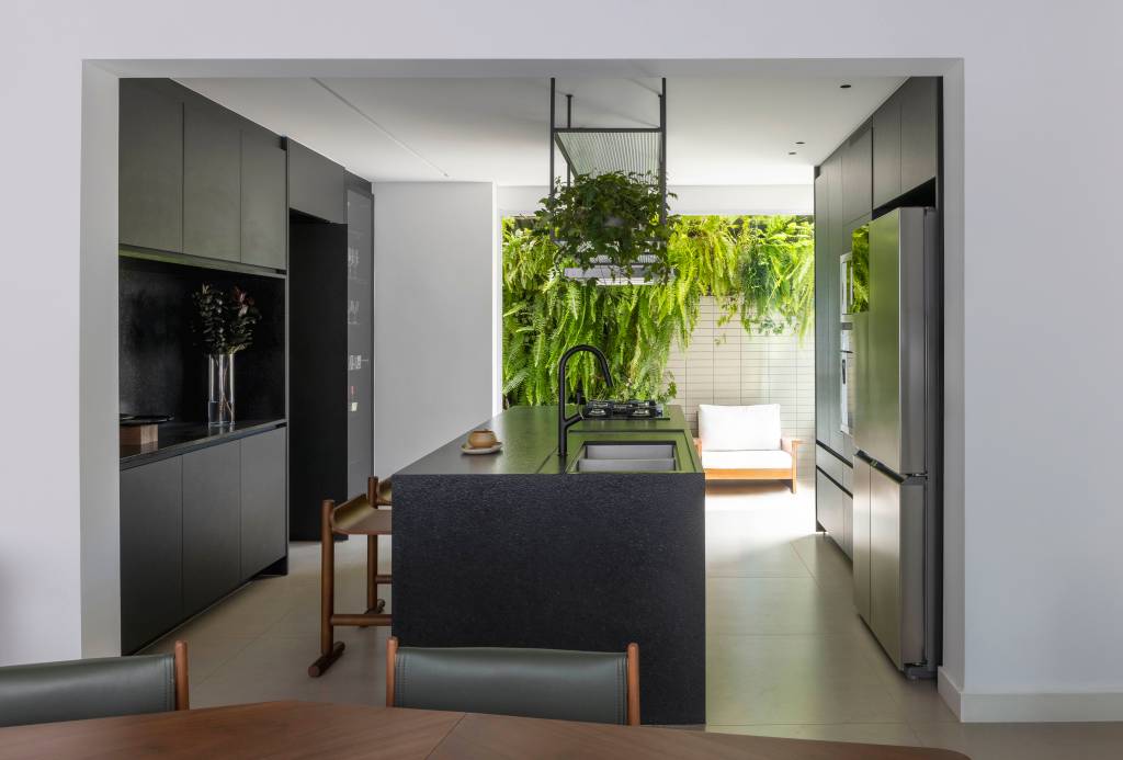 Apartamento de 150 m² aposta em tons neutros e estilo urbano acolhedor. Projeto Piacesi Arquitetura