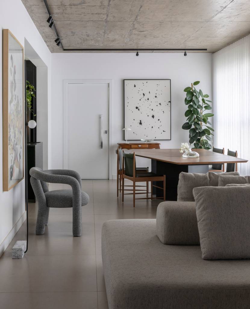 Apartamento de 150 m² aposta em tons neutros e estilo urbano acolhedor. Projeto Piacesi Arquitetura