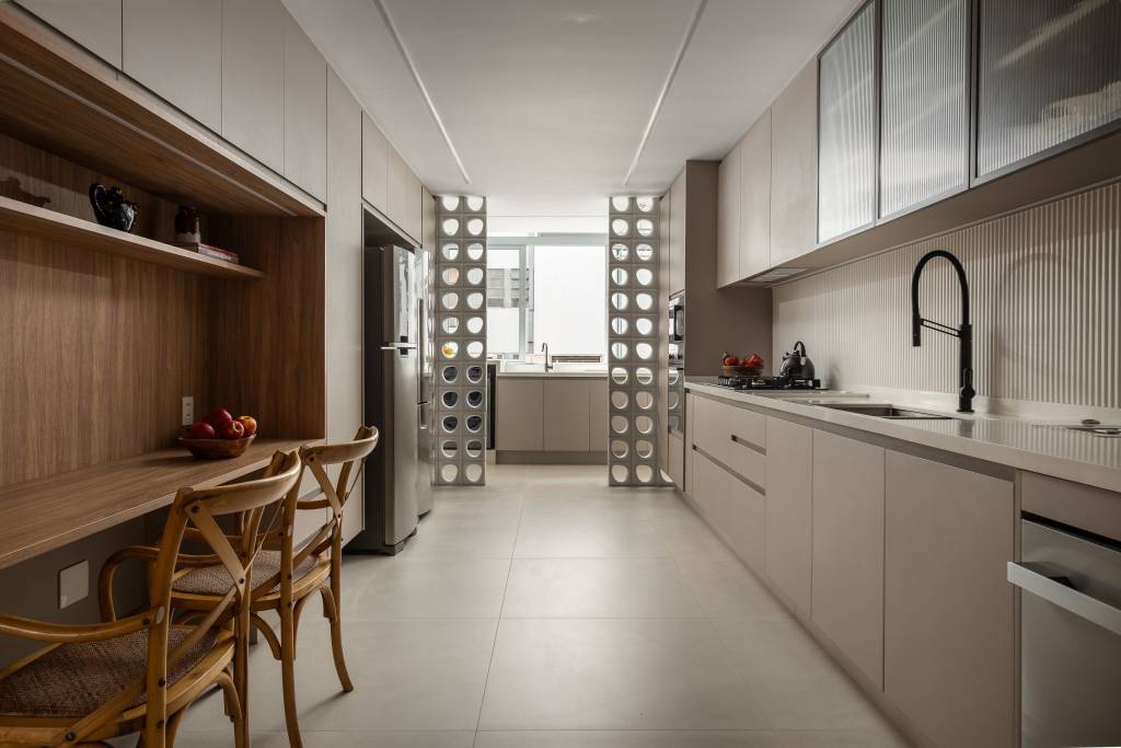 Apartamento no Jardim Europa ganha alma de casa após reforma. Projeto de Nicole Finkel. Cozinha com cobogó.