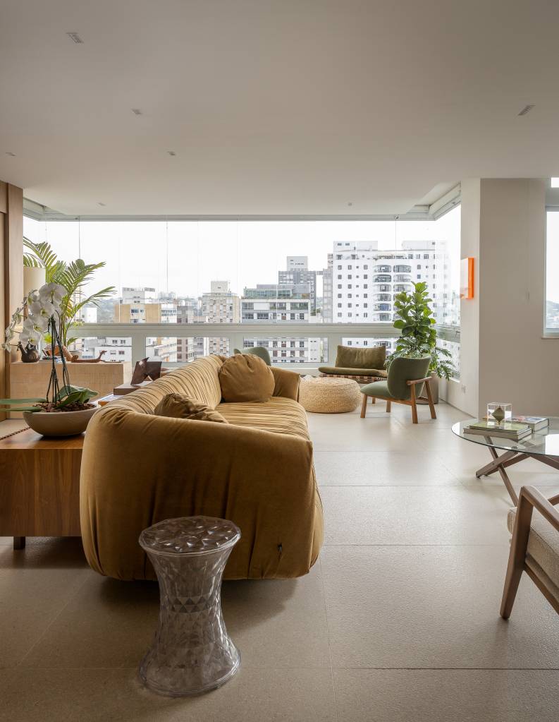 Apartamento no Jardim Europa ganha alma de casa após reforma. Projeto de Nicole Finkel. Living e vista.
