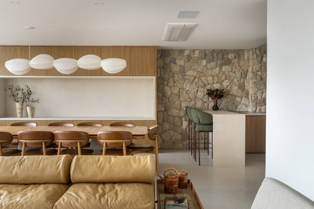 Apartamento no Jardim Europa ganha alma de casa após reforma. Projeto de Nicole Finkel. Living e jantar.