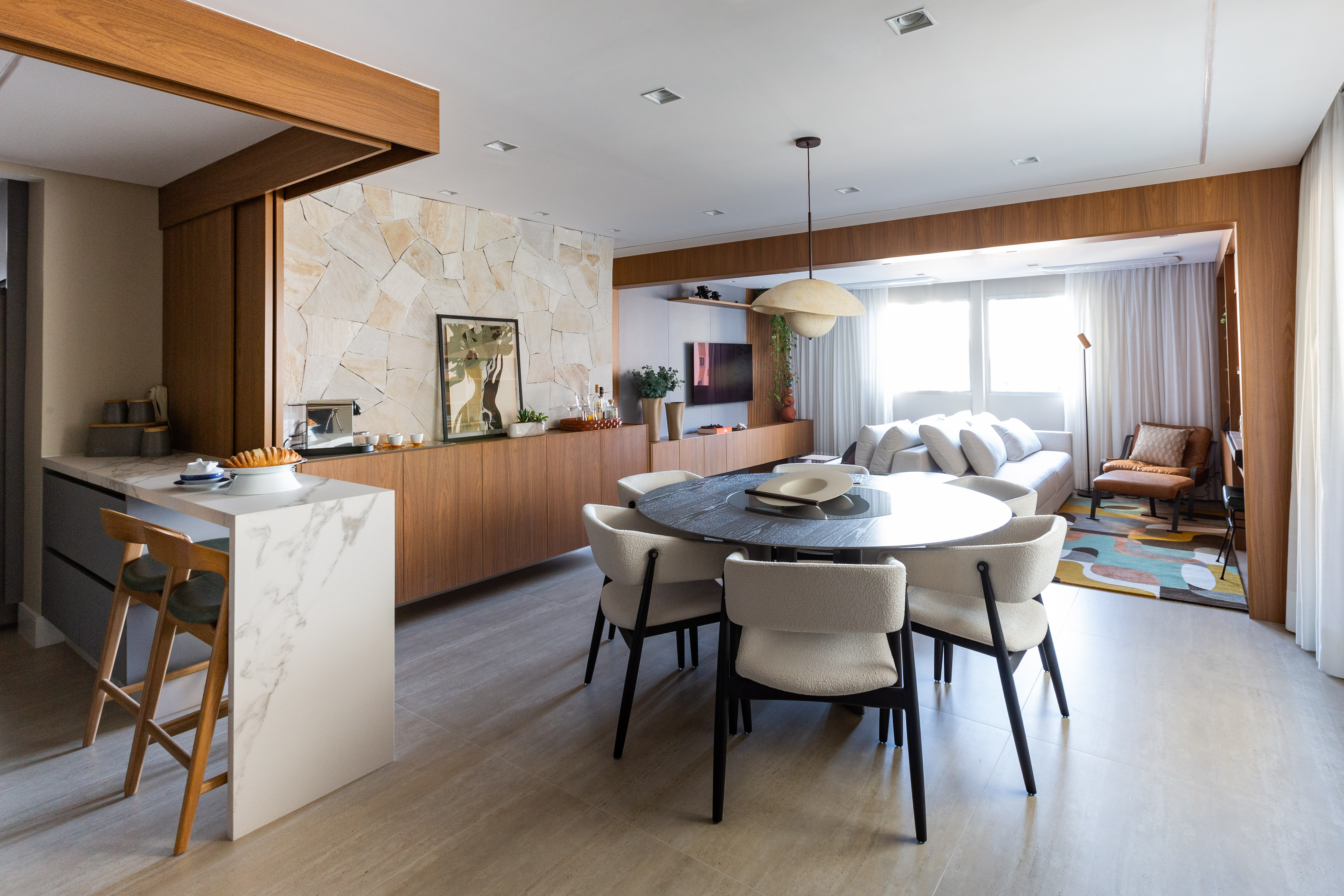 Apartamento tem cozinha com ilha que pode ficar integrada ou n&atilde;o. Projeto de Daniela Funari.