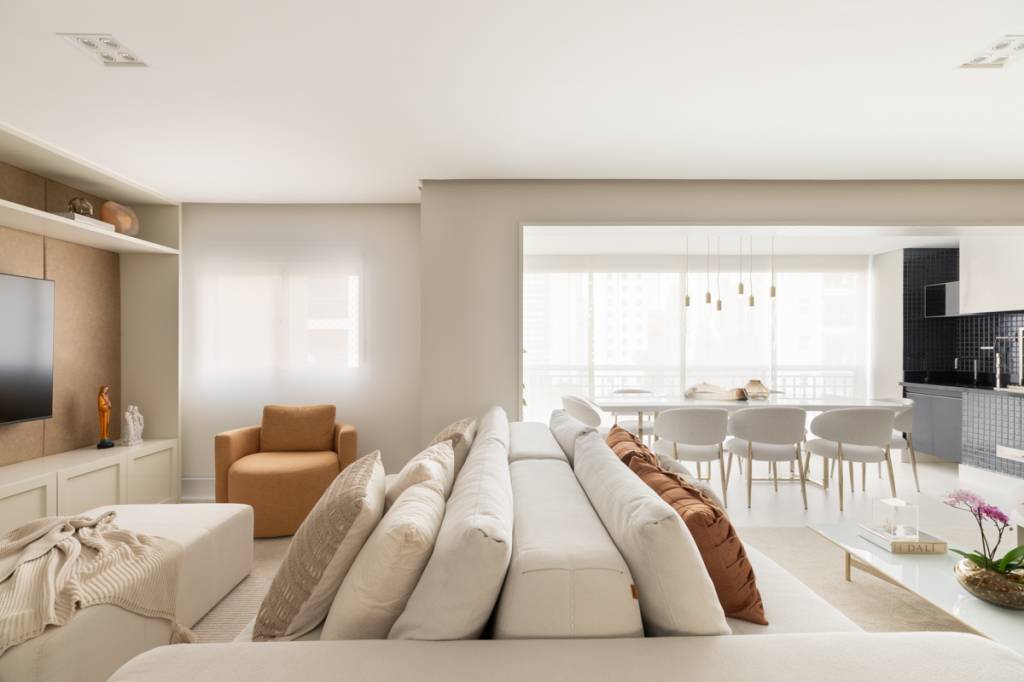 Apartamento usa tons claros e texturas naturais para criar aconchego sem madeira. Arq. Sabrina Salles. Estar, sofá branco.