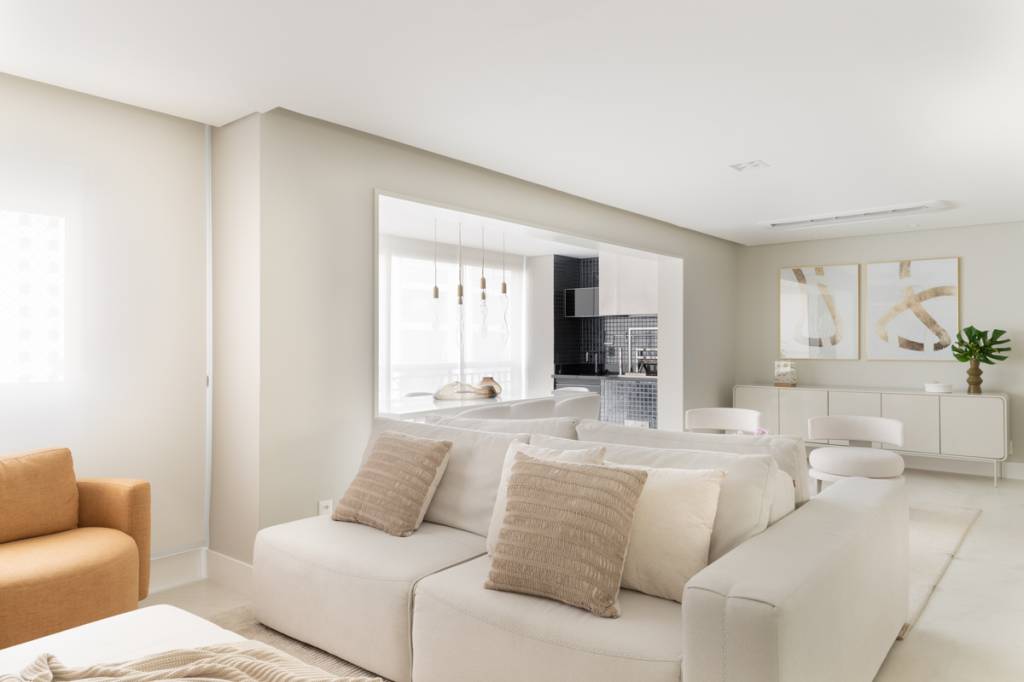 Apartamento usa tons claros e texturas naturais para criar aconchego sem madeira