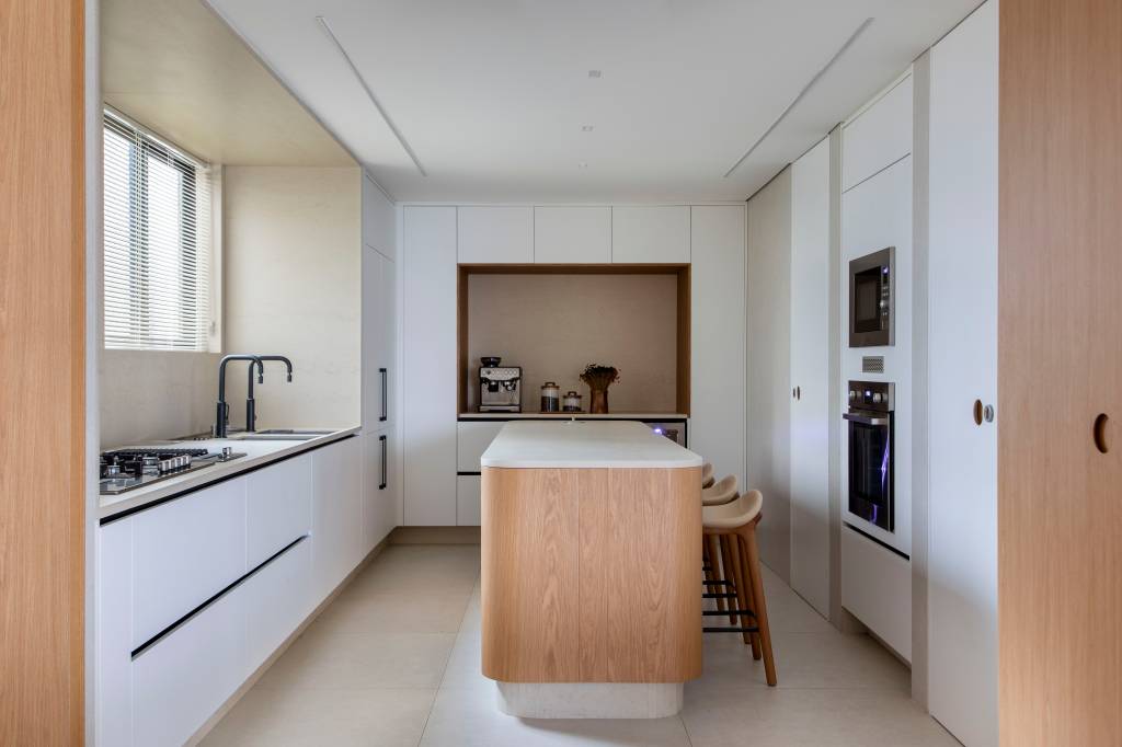 Após demolição, apartamento de 220 m² ganha projeto clean e atemporal. Projeto Vangii Guerra