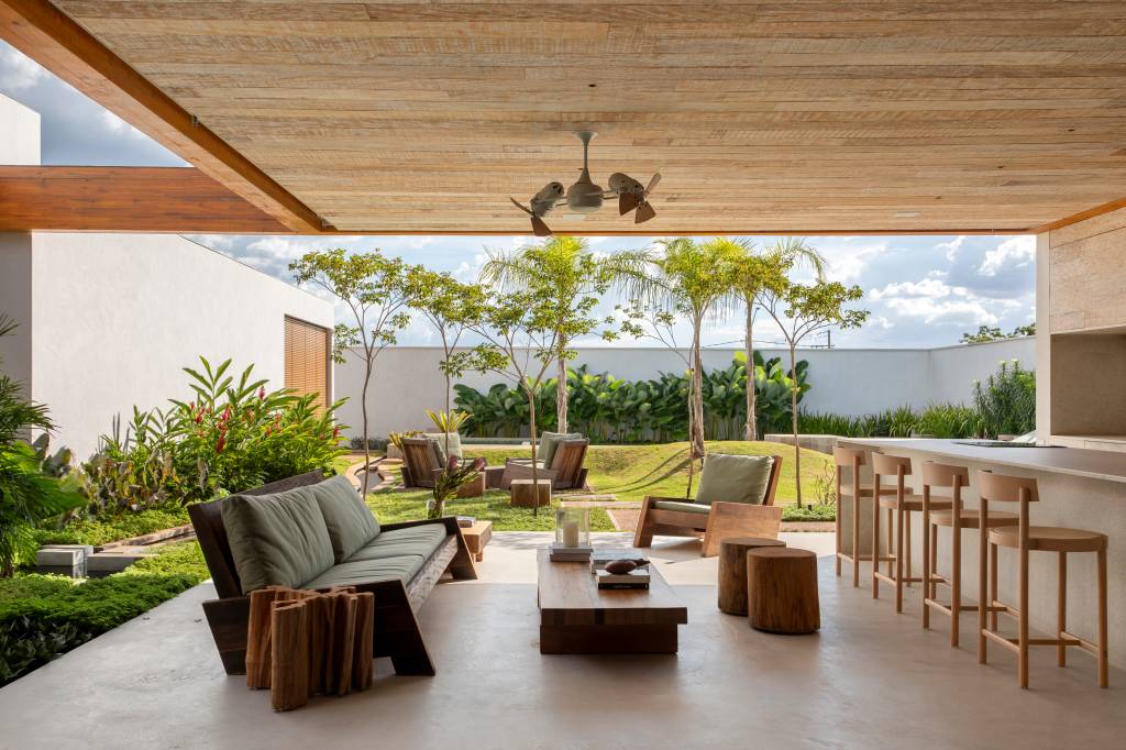 Casa de 517 m² tem estilo contemporâneo e jardim com lago