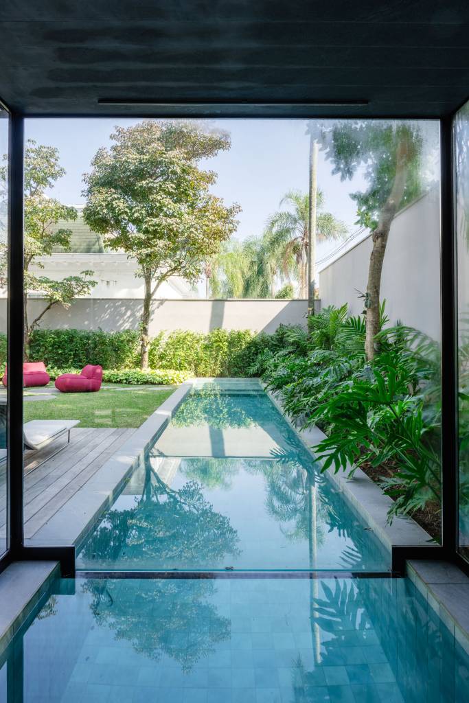 Casa de 880m² em São Paulo se integra ao jardim após ampla reforma. Projeto de Studio DWG. Piscina