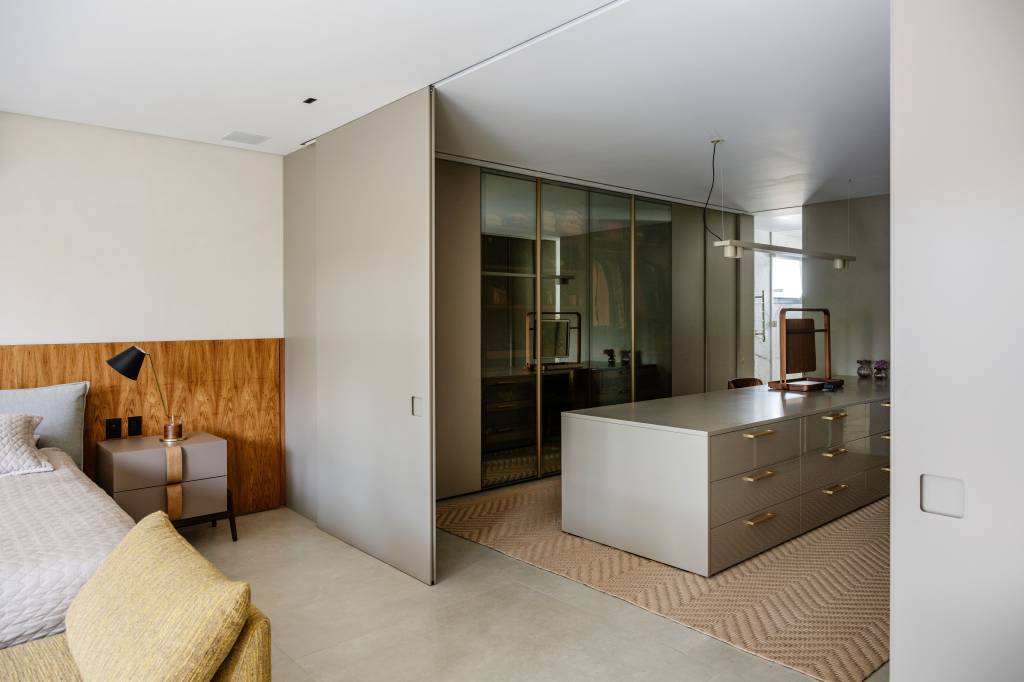 Casa de 880m² em São Paulo se integra ao jardim após ampla reforma. Projeto de Studio DWG. Closet na suíte master.