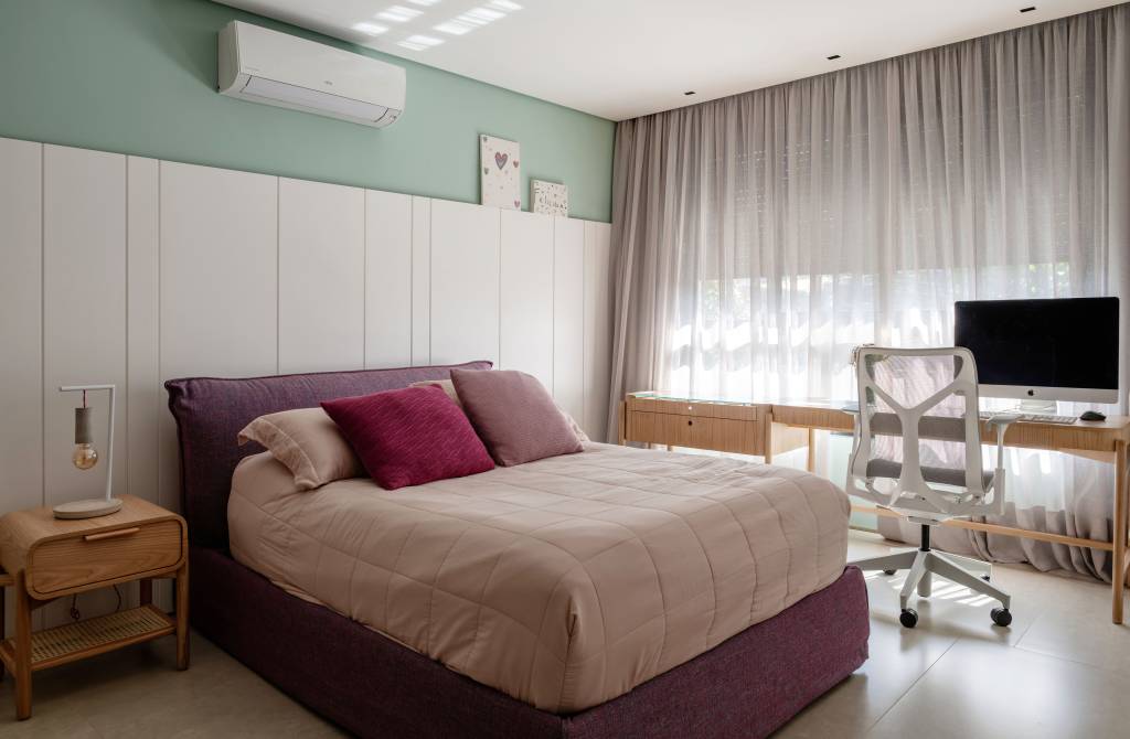 Casa de 880m² em São Paulo se integra ao jardim após ampla reforma. Projeto de Studio DWG. Quarto.