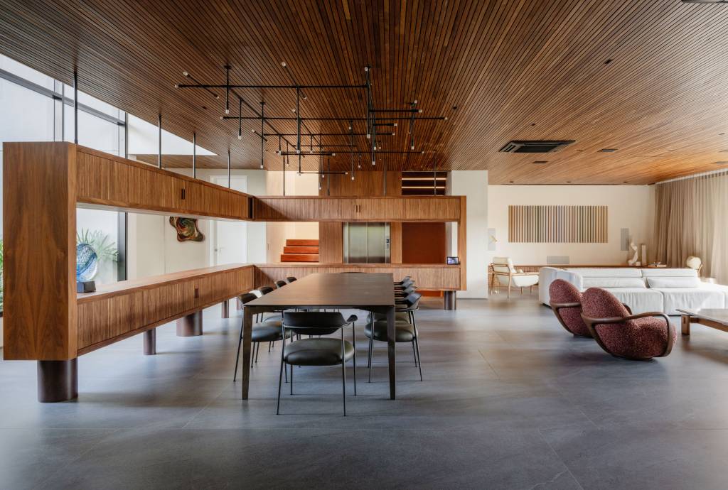 Casa de 880m² em São Paulo se integra ao jardim após ampla reforma. Projeto de Studio DWG. Jantar e living integrados.