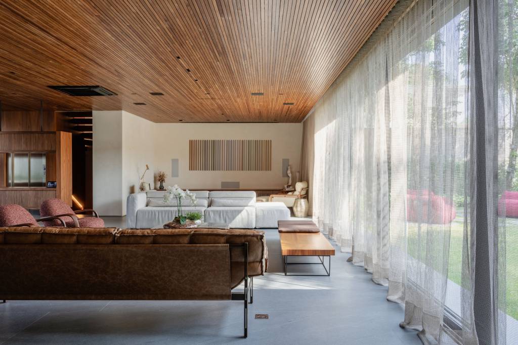 Casa de 880m² em São Paulo se integra ao jardim após ampla reforma. Projeto de Studio DWG. Living e jantar integrados