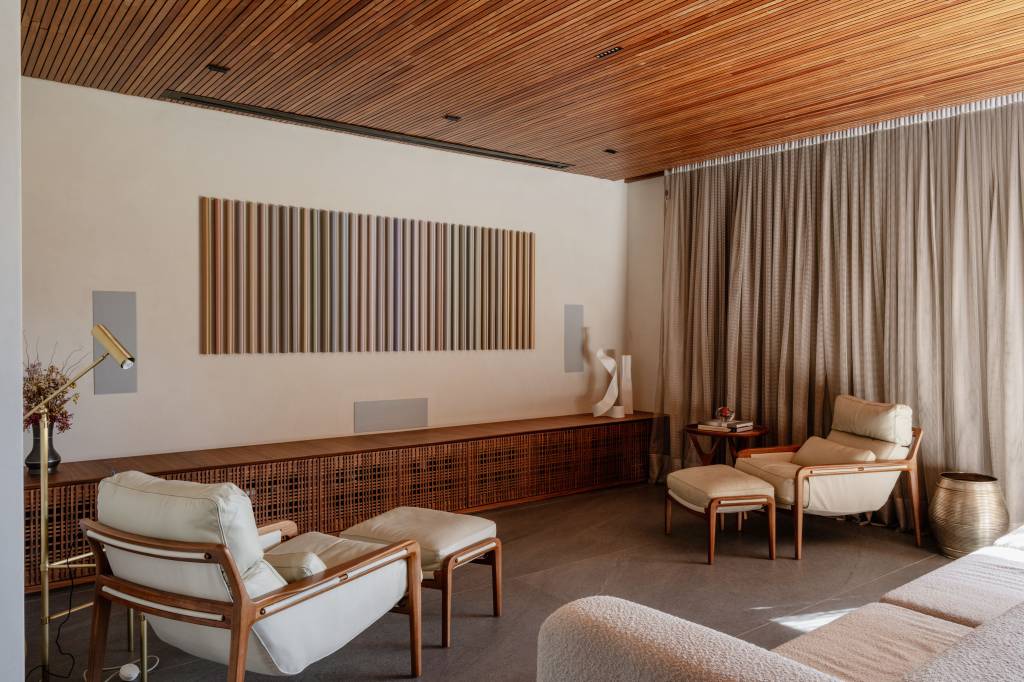 Casa de 880m² em São Paulo se integra ao jardim após ampla reforma. Projeto de Studio DWG. Living.