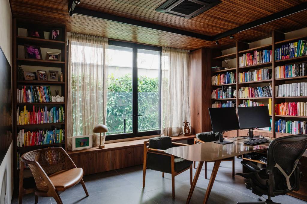 Casa de 880m² em São Paulo se integra ao jardim após ampla reforma. Projeto de Studio DWG. Home office.