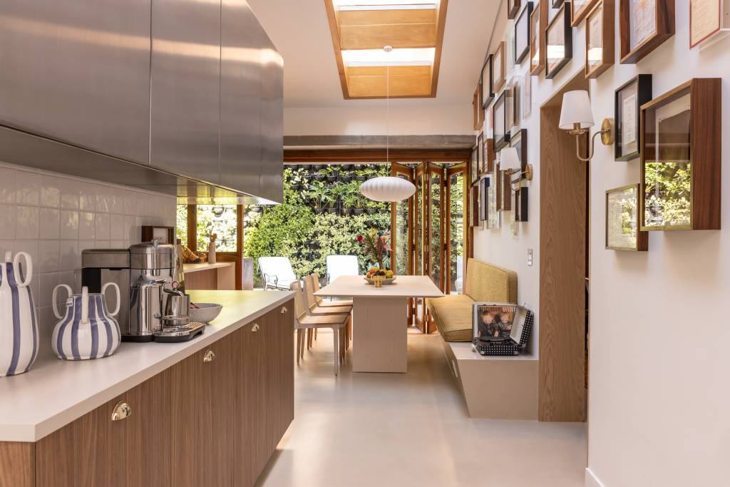 Casa de vila de campeã do MasterChef tem cozinha de restaurante e muita personalidade. Projeto Fatta Arquitetura