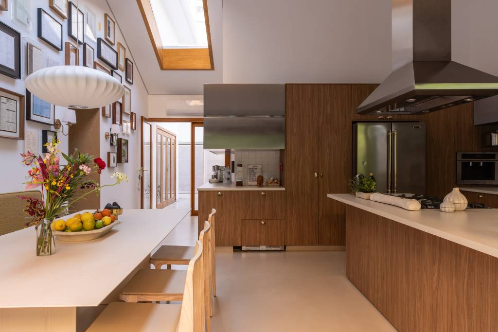 Casa de vila de campeã do MasterChef tem cozinha de restaurante e muita personalidade. Projeto Fatta Arquitetura