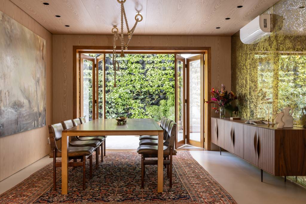 Casa de vila de campeã do MasterChef tem cozinha de restaurante e muita personalidade. Projeto Fatta Arquitetura