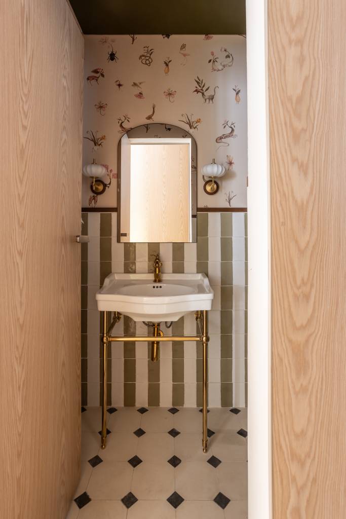 Casa de vila de campeã do MasterChef tem cozinha de restaurante e muita personalidade. Projeto Fatta Arquitetura