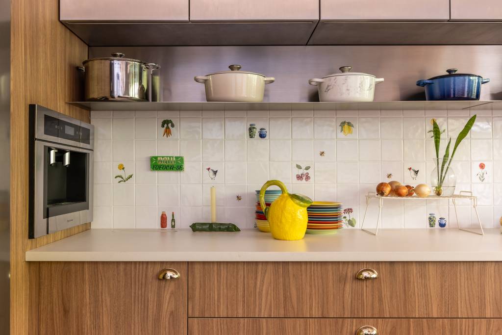 Casa de vila de campeã do MasterChef tem cozinha de restaurante e muita personalidade. Projeto Fatta Arquitetura