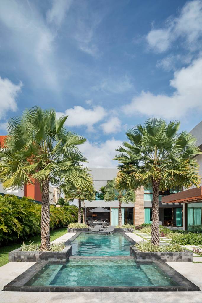 Casa espaçosa em Teresina tem forro ripado do teto em madeira cumaru. Projeto de Dois Arquitetura.