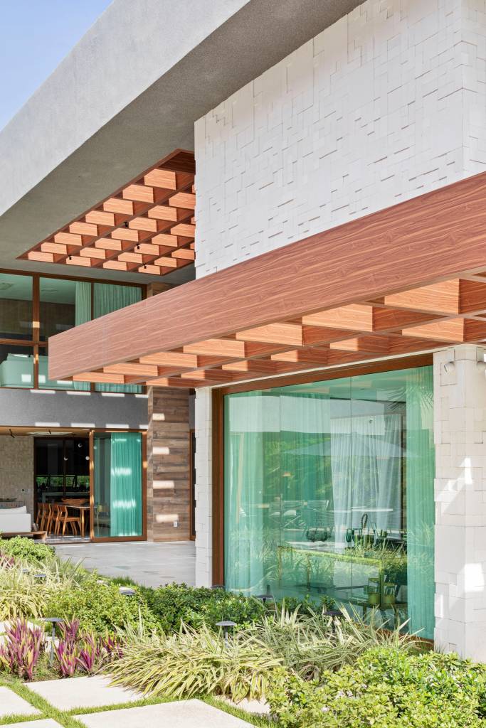 Casa espaçosa em Teresina tem forro ripado do teto em madeira cumaru. Projeto de Dois Arquitetura.