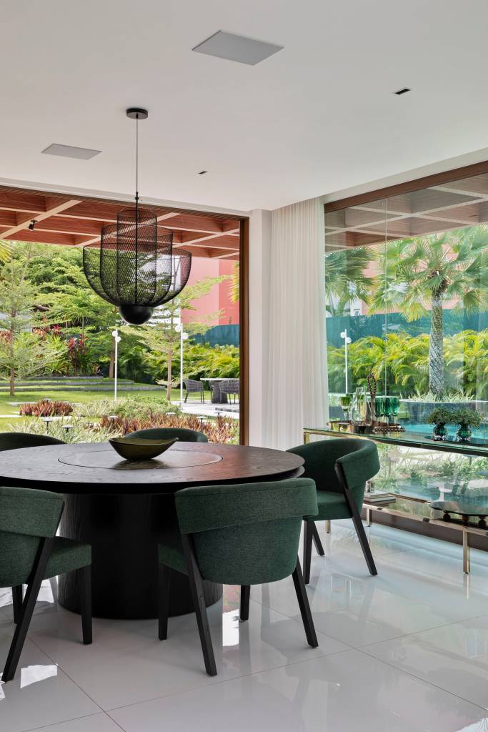 Casa espaçosa em Teresina tem forro ripado do teto em madeira cumaru. Projeto de Dois Arquitetura.