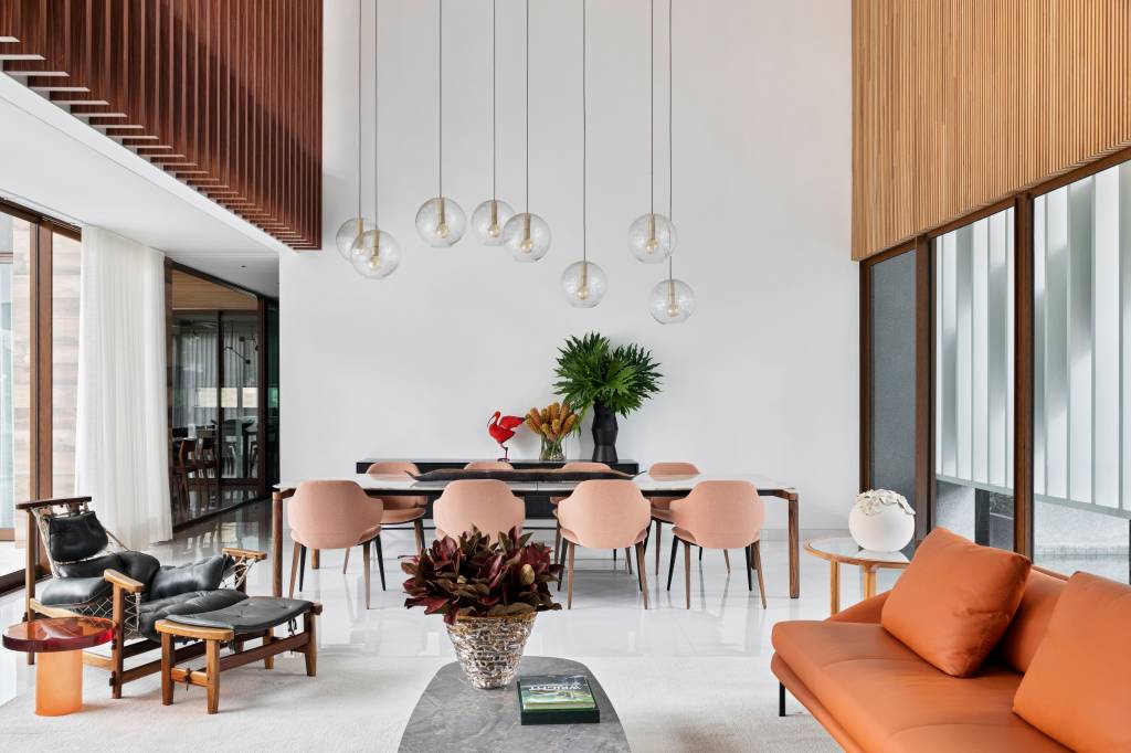 Casa espaçosa em Teresina tem forro ripado do teto em madeira cumaru. Projeto de Dois Arquitetura.