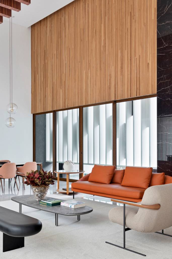 Casa espaçosa em Teresina tem forro ripado do teto em madeira cumaru. Projeto de Dois Arquitetura.