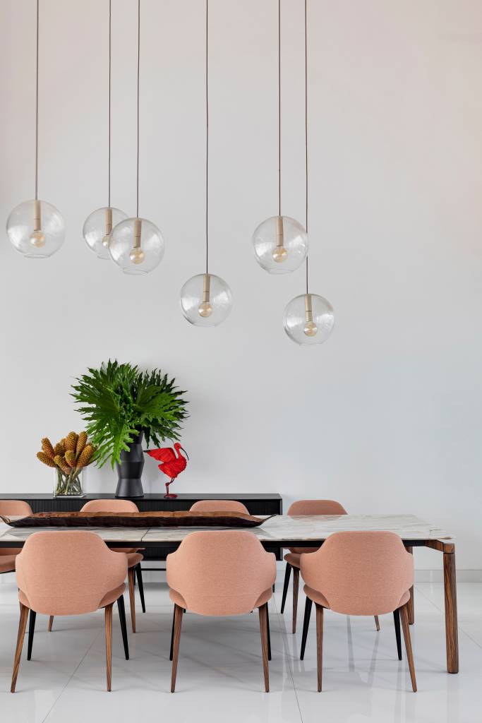 Casa espaçosa em Teresina tem forro ripado do teto em madeira cumaru. Projeto de Dois Arquitetura.