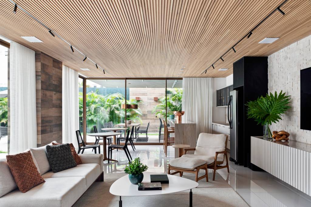 Casa espaçosa em Teresina tem forro ripado do teto em madeira cumaru