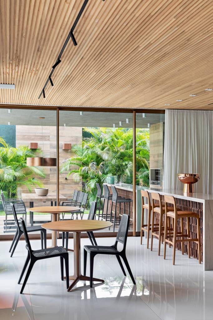 Casa espaçosa em Teresina tem forro ripado do teto em madeira cumaru. Projeto de Dois Arquitetura.