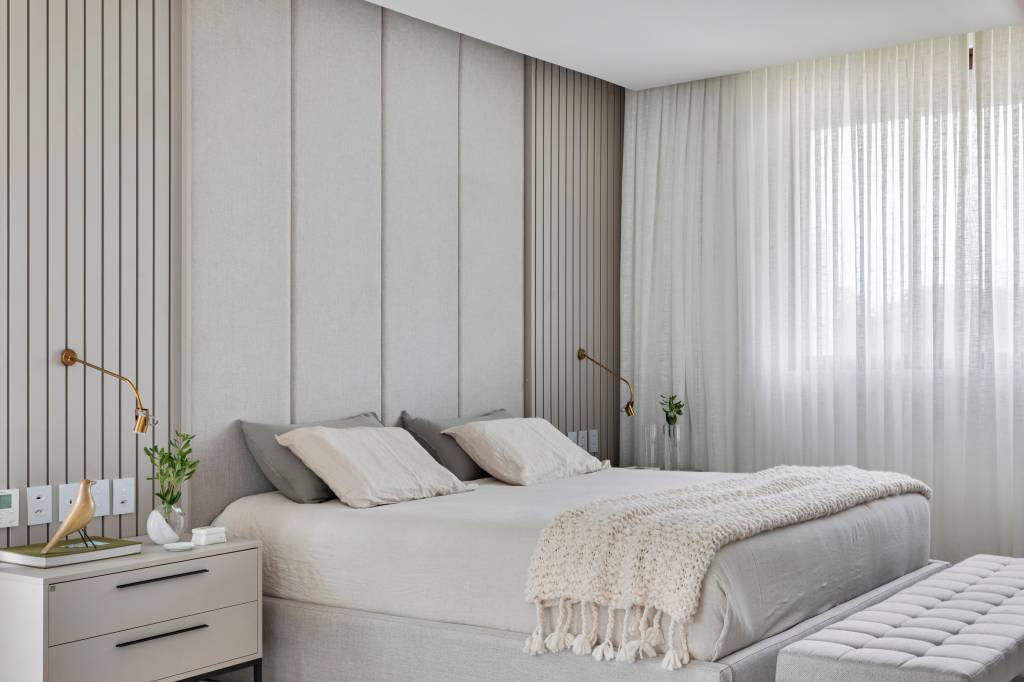 Casa espaçosa em Teresina tem forro ripado do teto em madeira cumaru. Projeto de Dois Arquitetura.