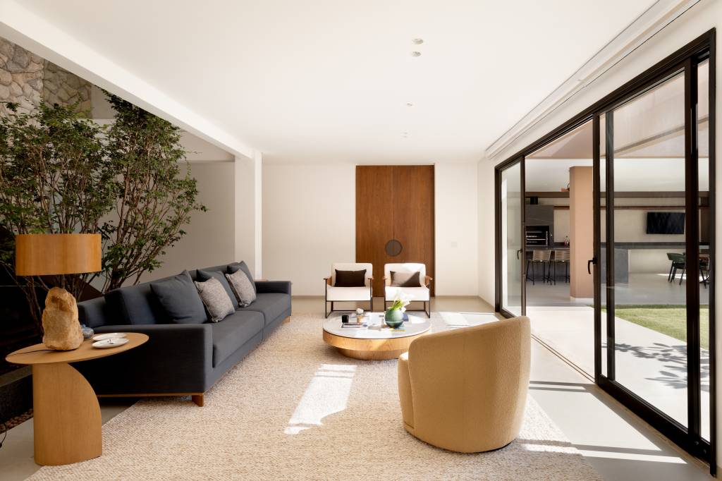 Casa mineira integra claraboias e brises para valorizar privacidade e luz natural. Projeto Lavoro Arquitetos