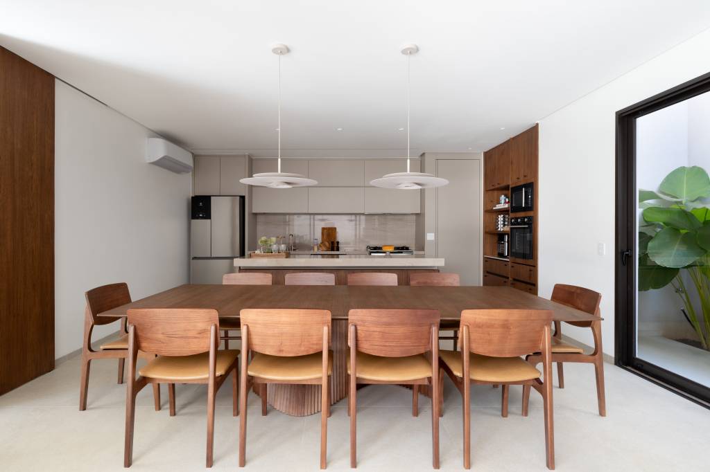 Casa mineira integra claraboias e brises para valorizar privacidade e luz natural. Projeto Lavoro Arquitetos