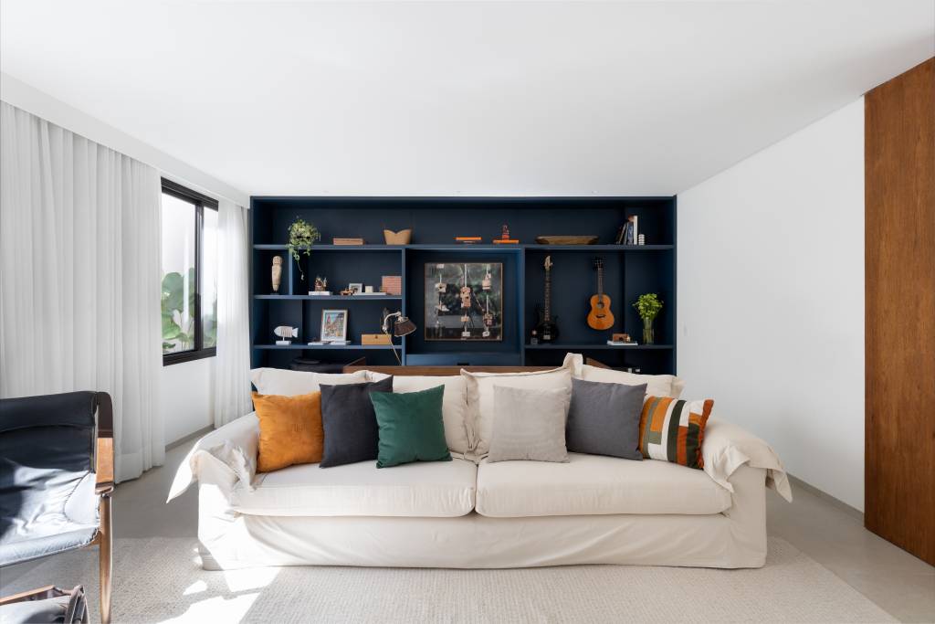 Casa mineira integra claraboias e brises para valorizar privacidade e luz natural. Projeto Lavoro Arquitetos