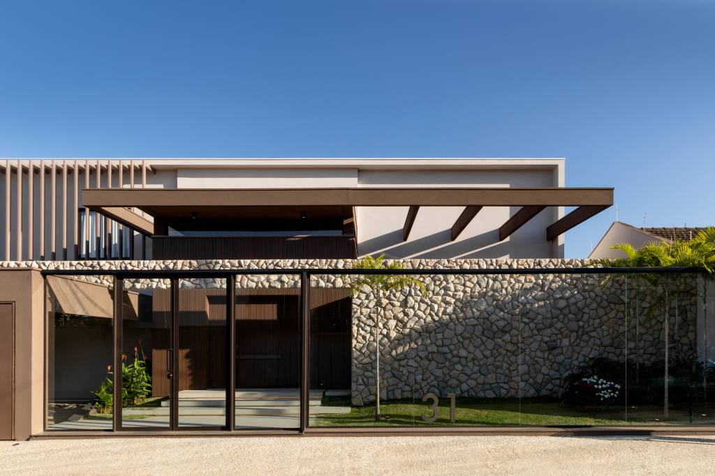 Casa mineira integra claraboias e brises para valorizar privacidade e luz natural. Projeto Lavoro Arquitetos