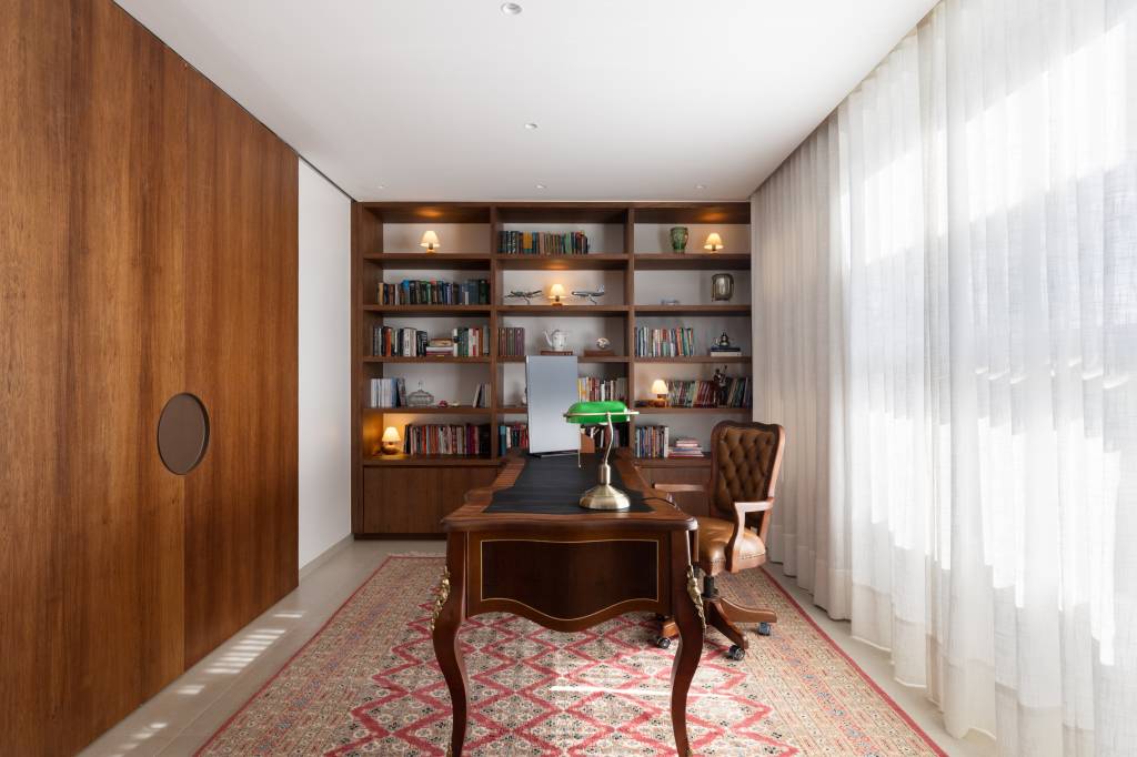 Casa mineira integra claraboias e brises para valorizar privacidade e luz natural. Projeto Lavoro Arquitetos