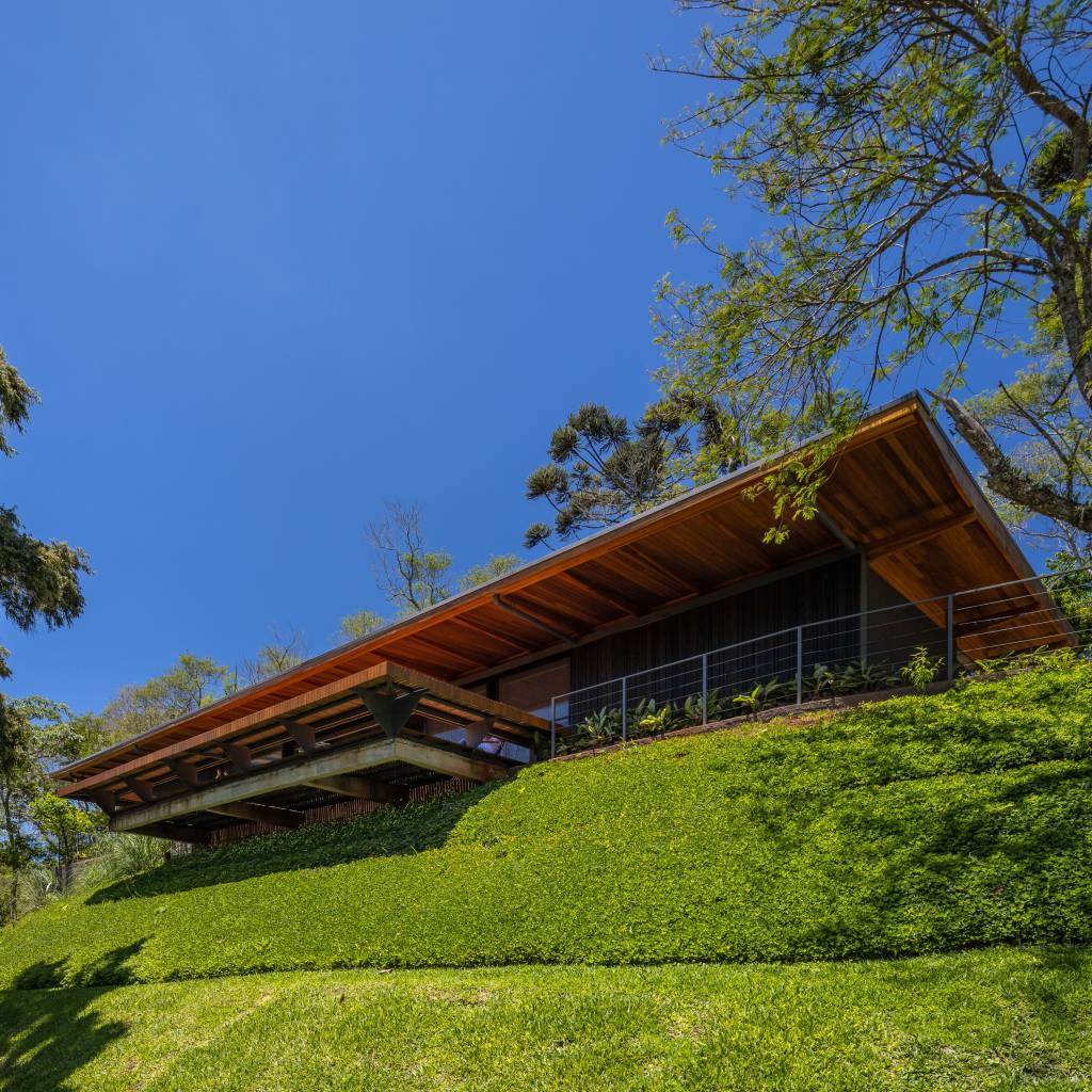 Com uso da madeira e integração com a natureza, casa térrea de 250 m² vira refúgio no interior de SP, Projeto de Sabella Arquitetura. Fachada.